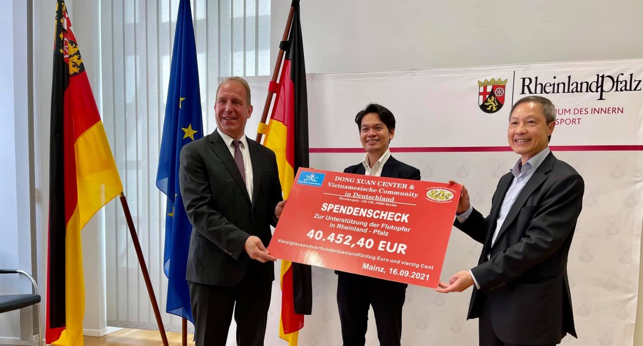 Vietnamese in Germany donate to support flood victims in southwestern Germany Vietnamese in Germany donate to support flood victims in southwestern Germany