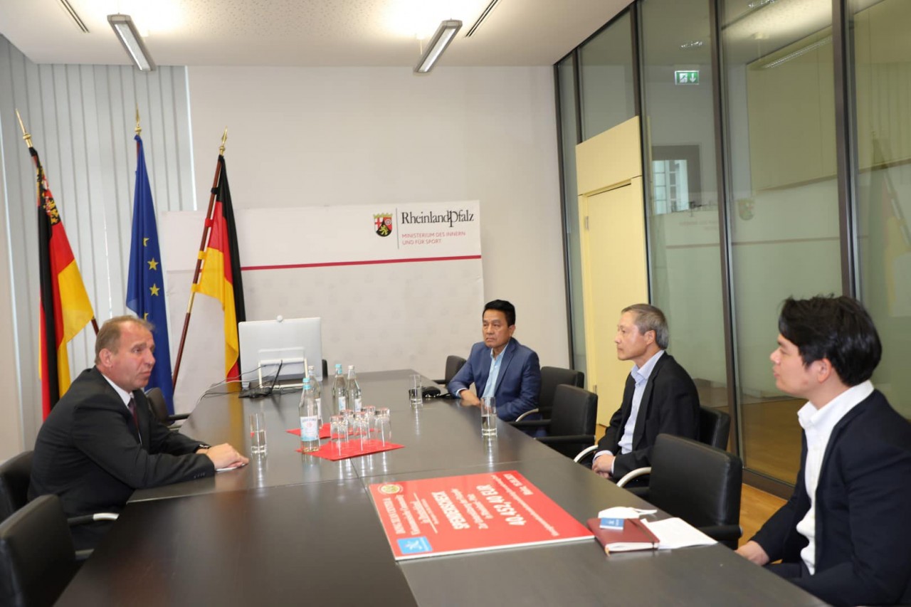 Vietnamese in Germany donate to support flood victims in southwestern Germany Vietnamese in Germany donate to support flood victims in southwestern Germany