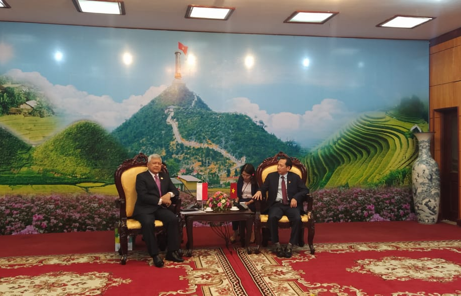 Indonesian Ambassador honoured with VUFO's peace and friendship insignia Indonesian Ambassador honoured with VUFO's peace and friendship insignia