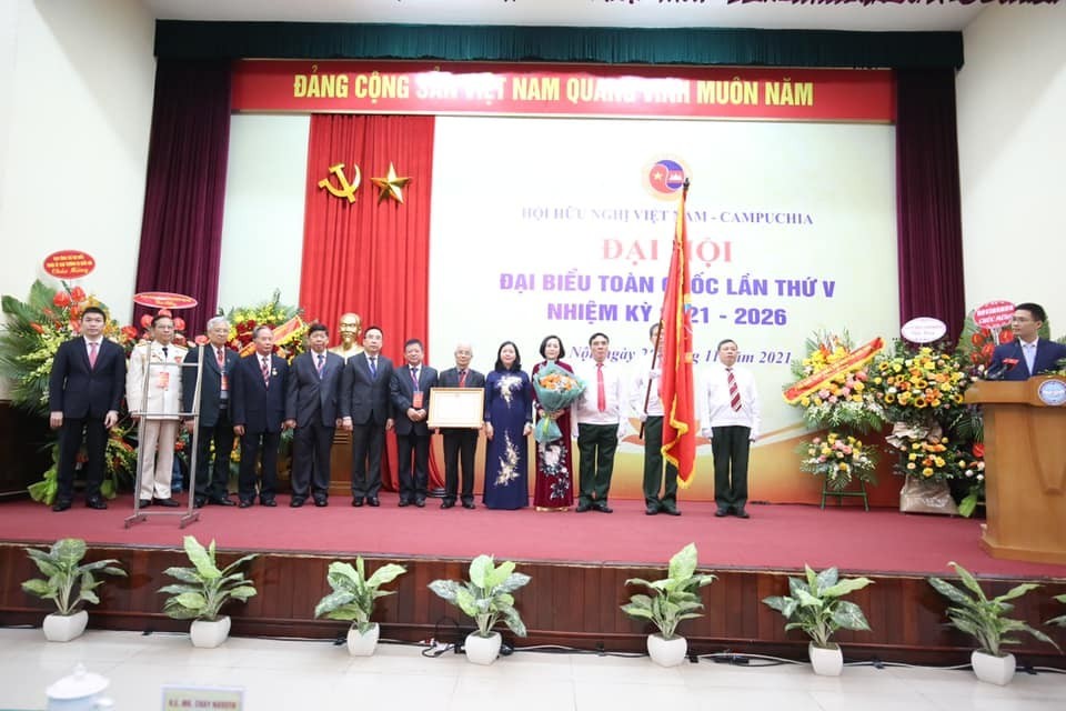 Second-Class Labor Medal Awarded To Vietnam - Cambodia Friendship Association
