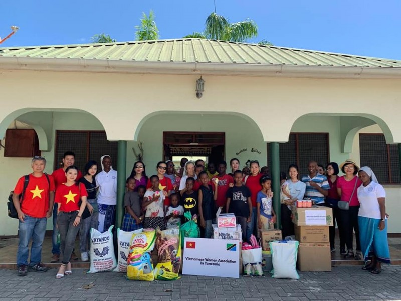 Vietnamese women association in Tanzania presents necessities to orphans vietnamese women association in tanzania presents necessities to orphans