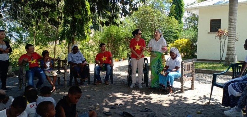 Vietnamese women association in Tanzania presents necessities to orphans vietnamese women association in tanzania presents necessities to orphans