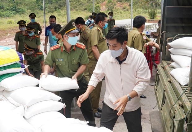 Thua Thien Hue Gifts Books to Lao Students in Salavan and Sekong Provinces Thua Thien Hue Gifts Books to Lao Students in Salavan and Sekong Provinces