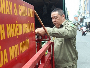 willing vietnamese man buys fire engines himself to help the society
