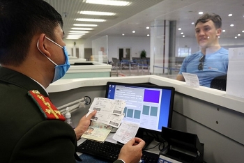 vietnamese doctors timely treating three foreigners stuck in country due to covid 19