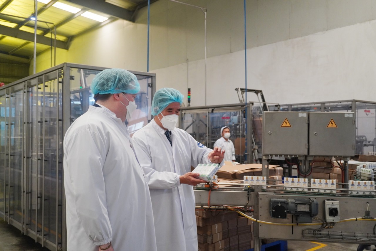 Leaders of Vinamilk Dairy Factory introduced Vinamilk dairy products to the Ambassador. Leaders of Vinamilk Dairy Factory introduced Vinamilk dairy products to the Ambassador.