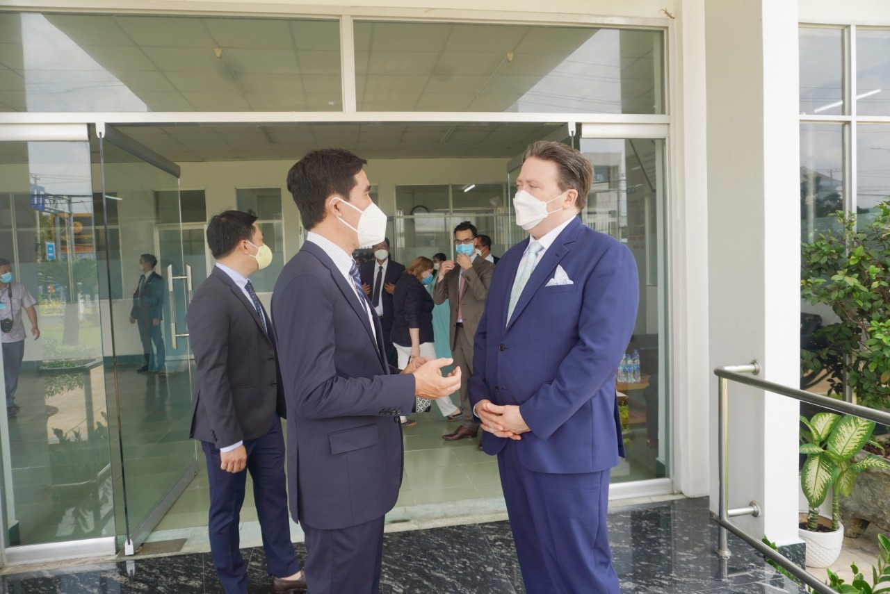 The US Ambassador discussed with representatives of Vinamilk's dairy factory. The US Ambassador discussed with representatives of Vinamilk's dairy factory.