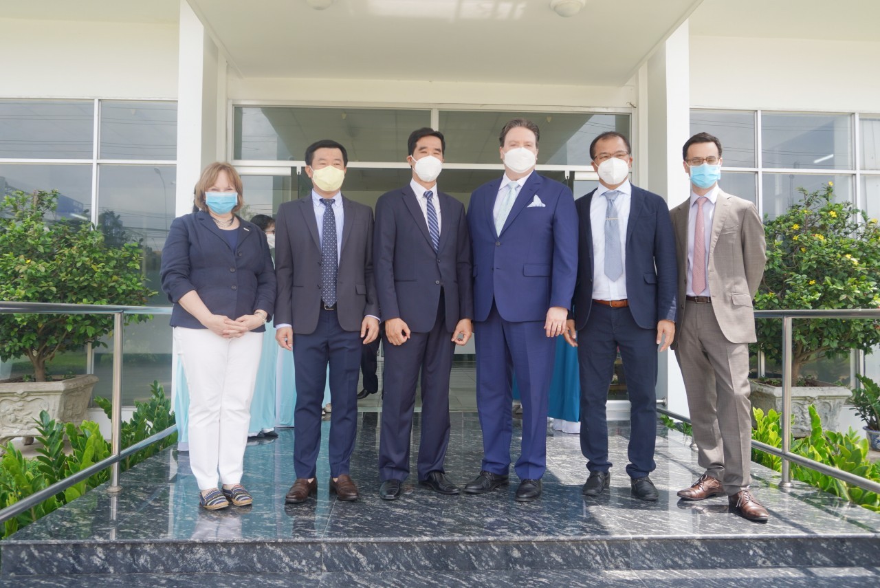 The US Ambassador took a photo with leaders of Vinamilk Dairy Factory in Can Tho. The US Ambassador took a photo with leaders of Vinamilk Dairy Factory in Can Tho.