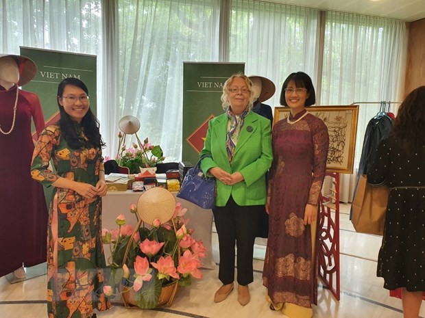 General Director of the United Nations Office in Geneva, Ms. Tatiana Valovaya, visited the Vietnamese pavilion at the Asian Autumn Festival. Photo: VNA broadcast General Director of the United Nations Office in Geneva, Ms. Tatiana Valovaya, visited the Vietnamese pavilion at the Asian Autumn Festival. Photo: VNA broadcast