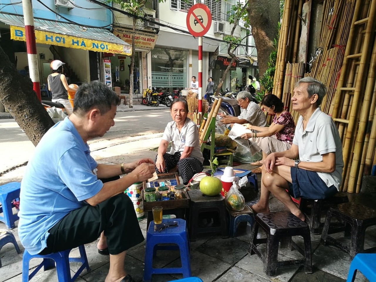PhotoStreet side tea and good company. Photo: Asia Images/Shutterstock PhotoStreet side tea and good company. Photo: Asia Images/Shutterstock