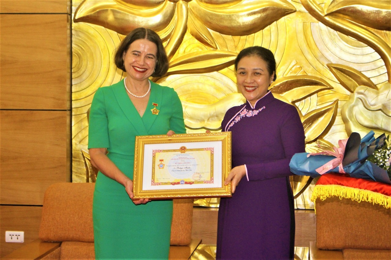 VUFO President Ambassador Nguyen Phuong Nga (R) presents the “For peace and friendship among nations” insignia to outgoing Australian Ambassador to Vietnam Robyn Mudie. (Photo: VNA) VUFO President Ambassador Nguyen Phuong Nga (R) presents the “For peace and friendship among nations” insignia to outgoing Australian Ambassador to Vietnam Robyn Mudie. (Photo: VNA)