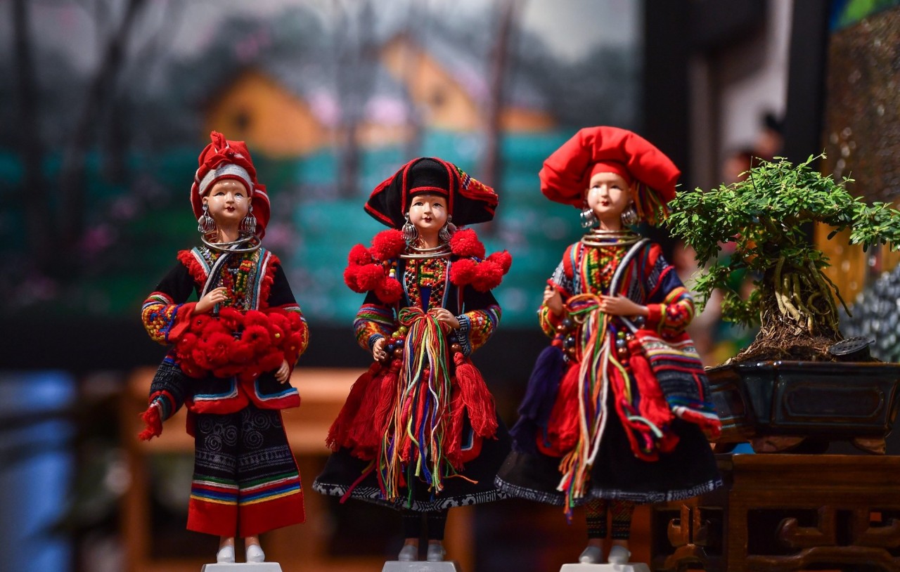 Vietnamese Artist Promotes Traditional Cultures with Multi-Ethnic Doll Collection Vietnamese Artist Promotes Traditional Cultures with Multi-Ethnic Doll Collection