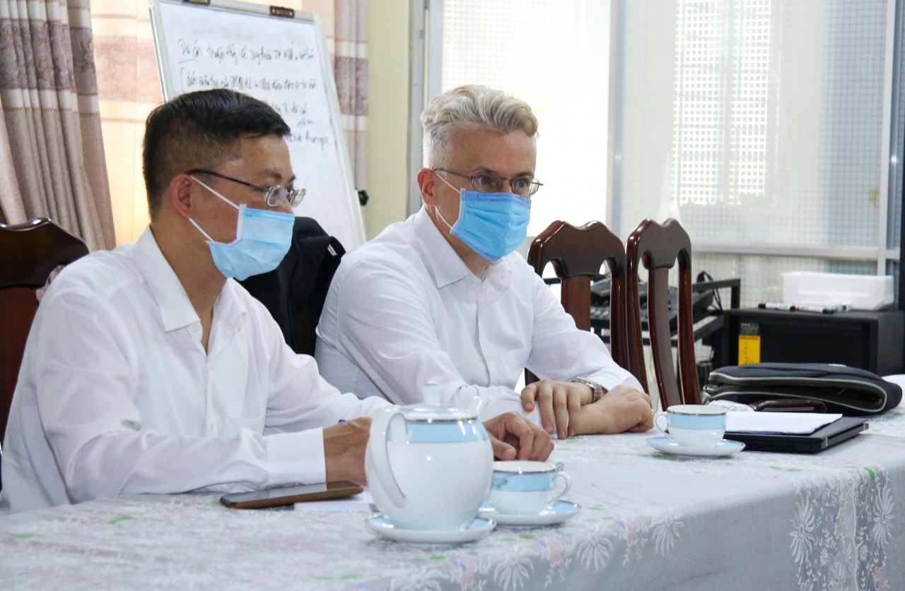 Prof. Dr. Andreas Stoffers - Country Director of FNF in Vietnam and Dr. Pham Hung Tien, Deputy Director and Project Manager of FNF exchanged information about the implementation of climate change projects in Can Tho. Photo: Prof. Dr. Andreas Stoffers - Country Director of FNF in Vietnam and Dr. Pham Hung Tien, Deputy Director and Project Manager of FNF exchanged information about the implementation of climate change projects in Can Tho. Photo: