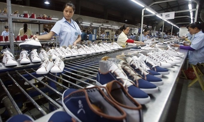 Workers at a footwear factory in Hanoi. Photo by Reuters. 4103 shoe factory