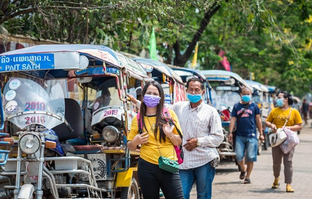 People wear face masks to prevent coronavirus in Vientiane (Source: xinhua/VNA) 3921 covid in laos