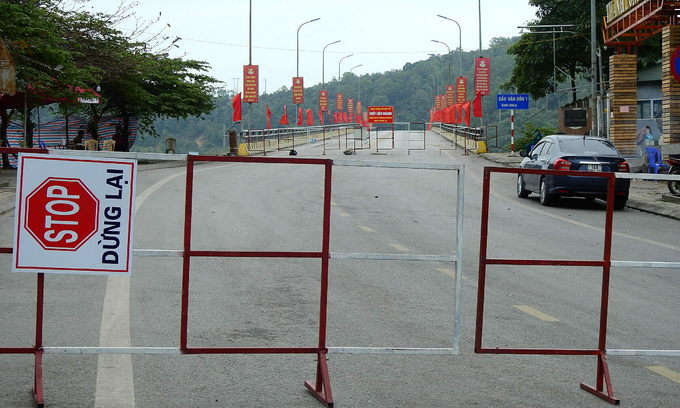 Fences are put up at a road leading to Cai Rong Town, Quang Ninh Province, which is under lockdown, February 1, 2021. Photo by VnExpress 0400 lockdown