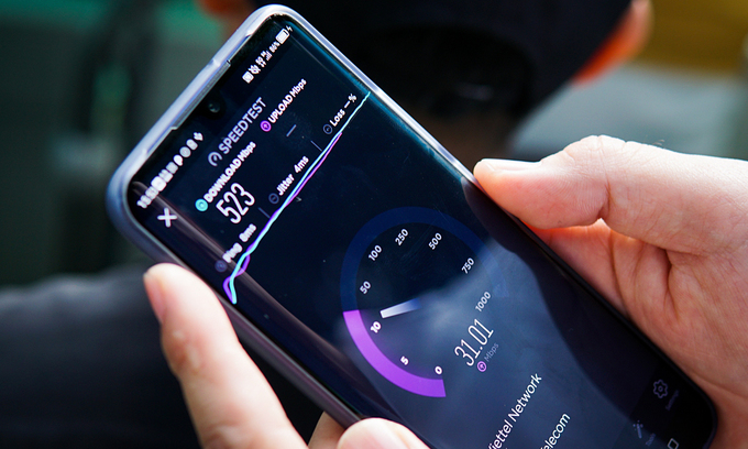 nternet speed is measured on a smart phone during a 5G test run in Hanoi, November 30, 2020. Photo by VnExpress 4517 digital economy 1