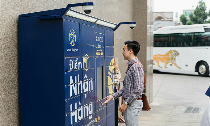 A man uses a smart delivery service by Lazada in HCMC, November 10, 2020. Photo by VnExpress 4625 digital economy 2
