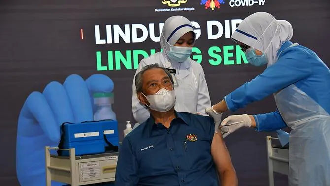 Malaysian Prime Minister Muhyiddin Yassin receives his first dose of Pfizer-BioNTech's COVID-19 vaccine on Feb 24, 2021. (Photo: Department of Information Malaysia/Maszuandi Adnan) 5802 malaysia pm