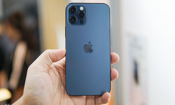 Apple's iPhone 12 product is on sale at a store in Hanoi, November 2020. Photo: VnExpres 5557-phone