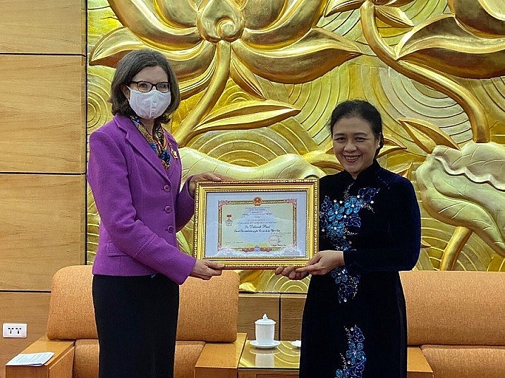 VUFO President Nguyen Phuong Nga presents the insignia to the Canadian Ambassador. (Photo: VUFO) VUFO President Nguyen Phuong Nga presents the insignia to the Canadian Ambassador. (Photo: VUFO)