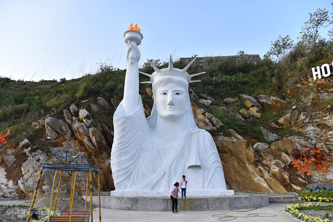 The Statue of Liberty in Check-in An Sapa, an unlicensed tourism complex in Sa Pa Town, April 2021. Photo by VnExpress/Giang Huy. The Statue of Liberty in Check-in An Sapa, an unlicensed tourism complex in Sa Pa Town, April 2021. Photo by VnExpress/Giang Huy.