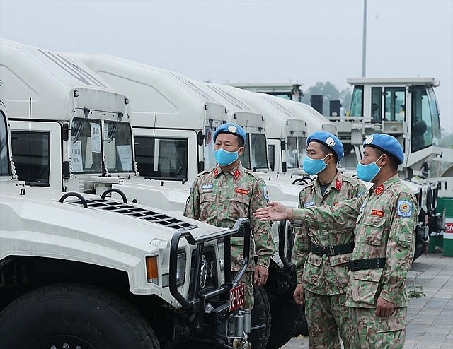 Vietnamese military engineering unit inspects the equipment and vehicles to be deployed with them to UN Interim Security Force for Abyei (UNISFA). Vietnamese military engineering unit inspects the equipment and vehicles to be deployed with them to UN Interim Security Force for Abyei (UNISFA).