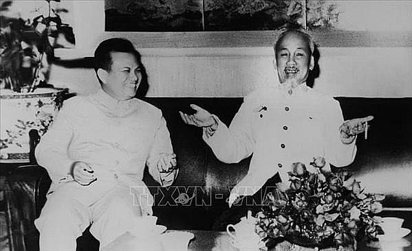 President Ho Chi Minh (R) receives head of the LPRP delegation Kaysone Phomvihane (File photo: VNA) President Ho Chi Minh (R) receives head of the LPRP delegation Kaysone Phomvihane (File photo: VNA)