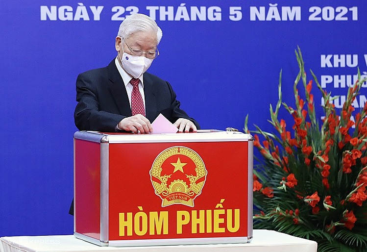 Party chief Nguyen Phu Trong casts his votes into a ballot box at a polling station in Nguyen Du Ward, Hai Ba Trung District. Over 5.4 million voters in the capital would cast their votes in over 4,800 polling stations in 30 districts and communes. Party chief Nguyen Phu Trong casts his votes into a ballot box at a polling station in Nguyen Du Ward, Hai Ba Trung District. Over 5.4 million voters in the capital would cast their votes in over 4,800 polling stations in 30 districts and communes.
