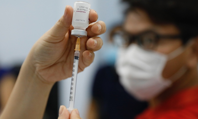A medical worker extracts the AstraZeneca Covid-19 vaccine from a vial for inoculation in HCMC, May 11, 2021. Photo by VnExpress A medical worker extracts the AstraZeneca Covid-19 vaccine from a vial for inoculation in HCMC, May 11, 2021. Photo by VnExpress