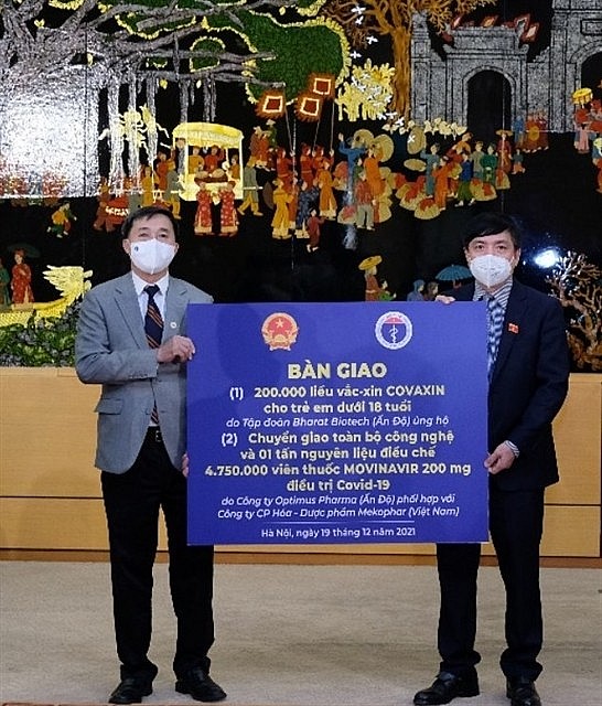 On behalf of the Ministry of Health, Deputy Minister Trần Văn Thuấn receives the vaccine and the medical materials donated by India. — Photo from the Ministry of Health On behalf of the Ministry of Health, Deputy Minister Trần Văn Thuấn receives the vaccine and the medical materials donated by India. — Photo from the Ministry of Health