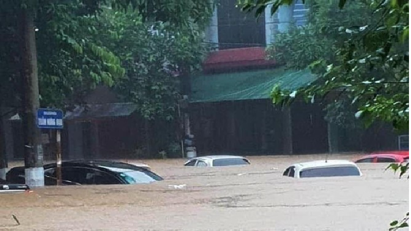 Many cars were sunk into flood water 1129 cars