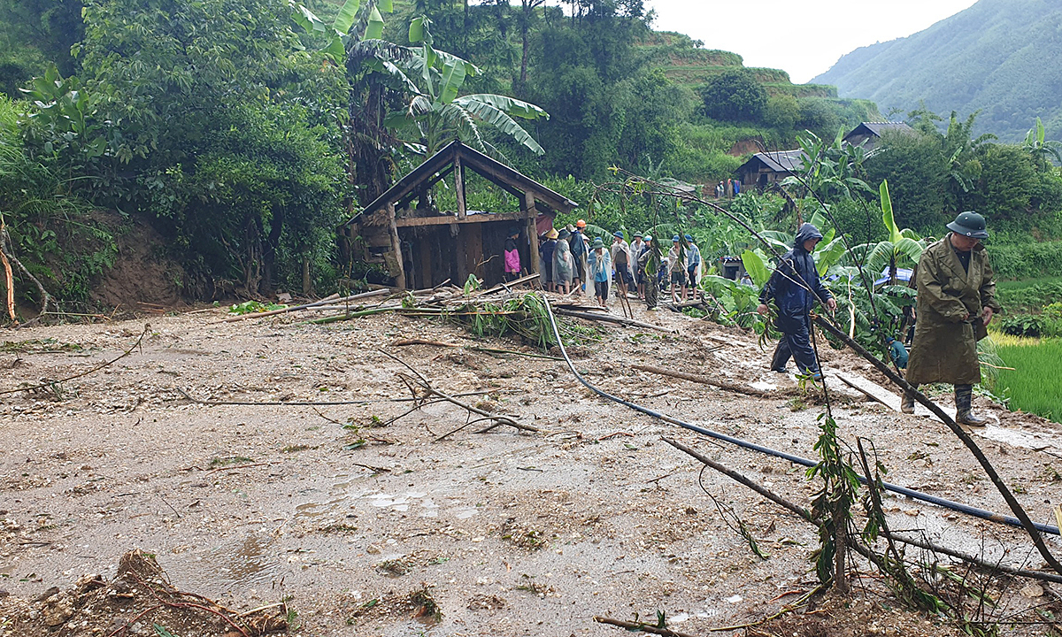 A small hut is left after most of a house has been buried under rocks and soil following heavy rains in house in Hoang Su Phi District, Ha Giang Province, July 21, 2020. Photo by VnExpress/Quang Vinh. 3604 flood in ha giang 1