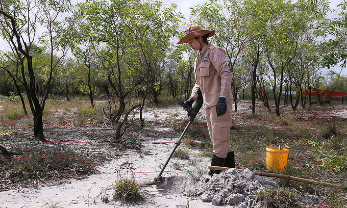 A member of the Mines Advisory Group (MAG) detects unexploded ordnances in Quang Tri Province, October 2019. Photo by VnExpres A member of the Mines Advisory Group (MAG) detects unexploded ordnances in Quang Tri Province, October 2019. Photo by VnExpres