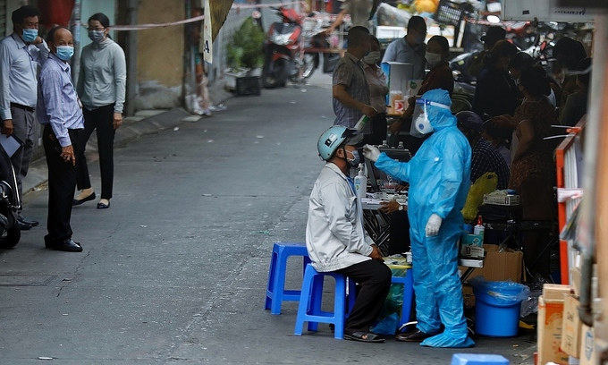 People are tested for Covid-19 in a locked down area in Ho Chi Minh City, May 21, 2021. Photo by VnExpress