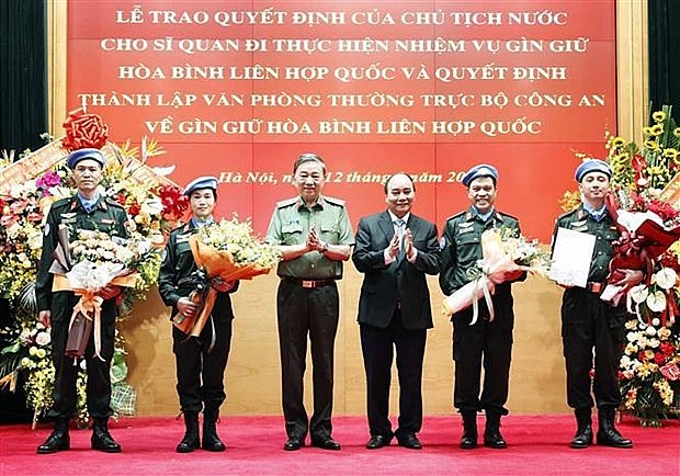 President Nguyen Xuan Phuc (third from right) presents the decision and flowers to new officers assigned to United Nations peacekeeping missions (Photo: VNA) President Nguyen Xuan Phuc (third from right) presents the decision and flowers to new officers assigned to United Nations peacekeeping missions (Photo: VNA)