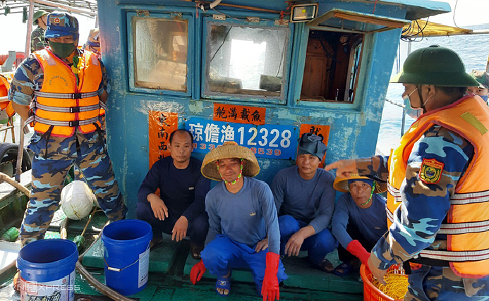 Four Chinese fishermen (C) are caught fishing illegally near Con Co Island, Quang Tri, August 28, 2020. Photo by VnExpress/Manh Hung. 4901 china