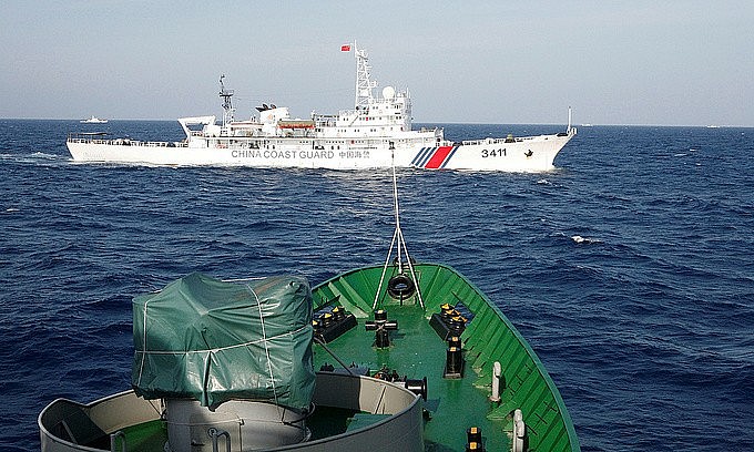 A China Coast Guard ship cruises near a vessel of the Vietnam Coast Guard in the South China Sea in May 2014. Photo by Reuters A China Coast Guard ship cruises near a vessel of the Vietnam Coast Guard in the South China Sea in May 2014. Photo by Reuters