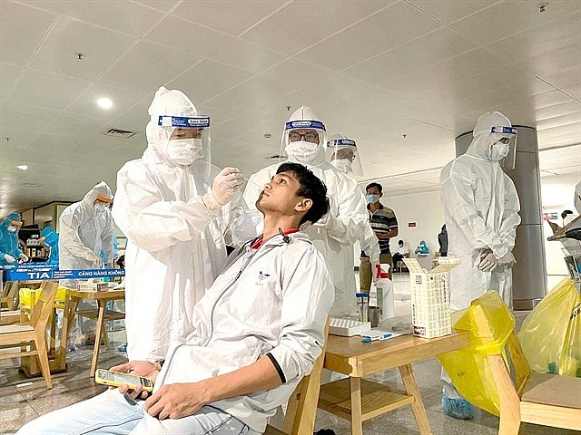 Medical workers take samples for COVID-19 tests for workers of the Tân Sơn Nhất International Airport. In the transportation sector, the airline industry was most affected during the pandemic. — VNA Medical workers take samples for COVID-19 tests for workers of the Tân Sơn Nhất International Airport. In the transportation sector, the airline industry was most affected during the pandemic. — VNA