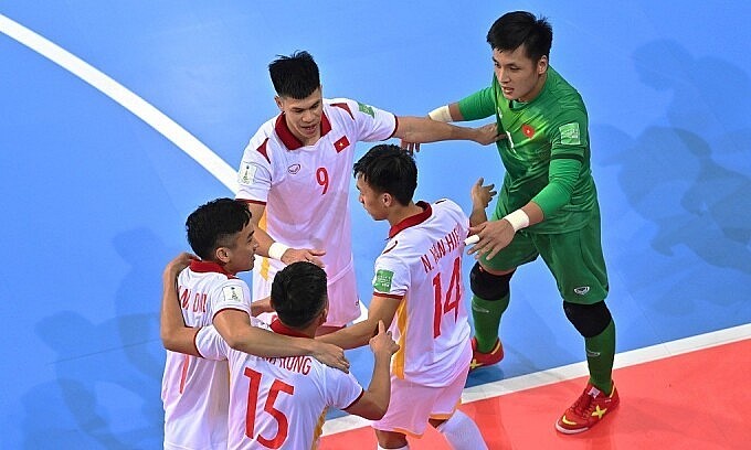 Nguyen Van Hieu (number 14) celebrates with his teammates after scoring against Panama at the Futsal World Cup 2021 on September 16, 2021. Photo by FIFA Nguyen Van Hieu (number 14) celebrates with his teammates after scoring against Panama at the Futsal World Cup 2021 on September 16, 2021. Photo by FIFA