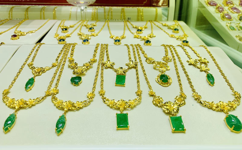 gold price hits 4 month low as vaccine progress slams precious metals