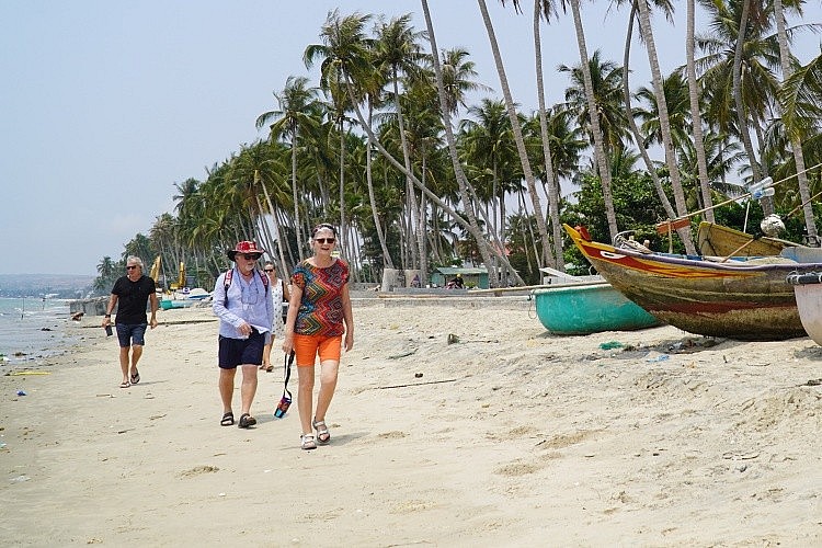 Foreigners are at beach in Mui Ne, Binh Thuan Province, March 2020. Photo by VnExpress Foreigners are at beach in Mui Ne, Binh Thuan Province, March 2020. Photo by VnExpress