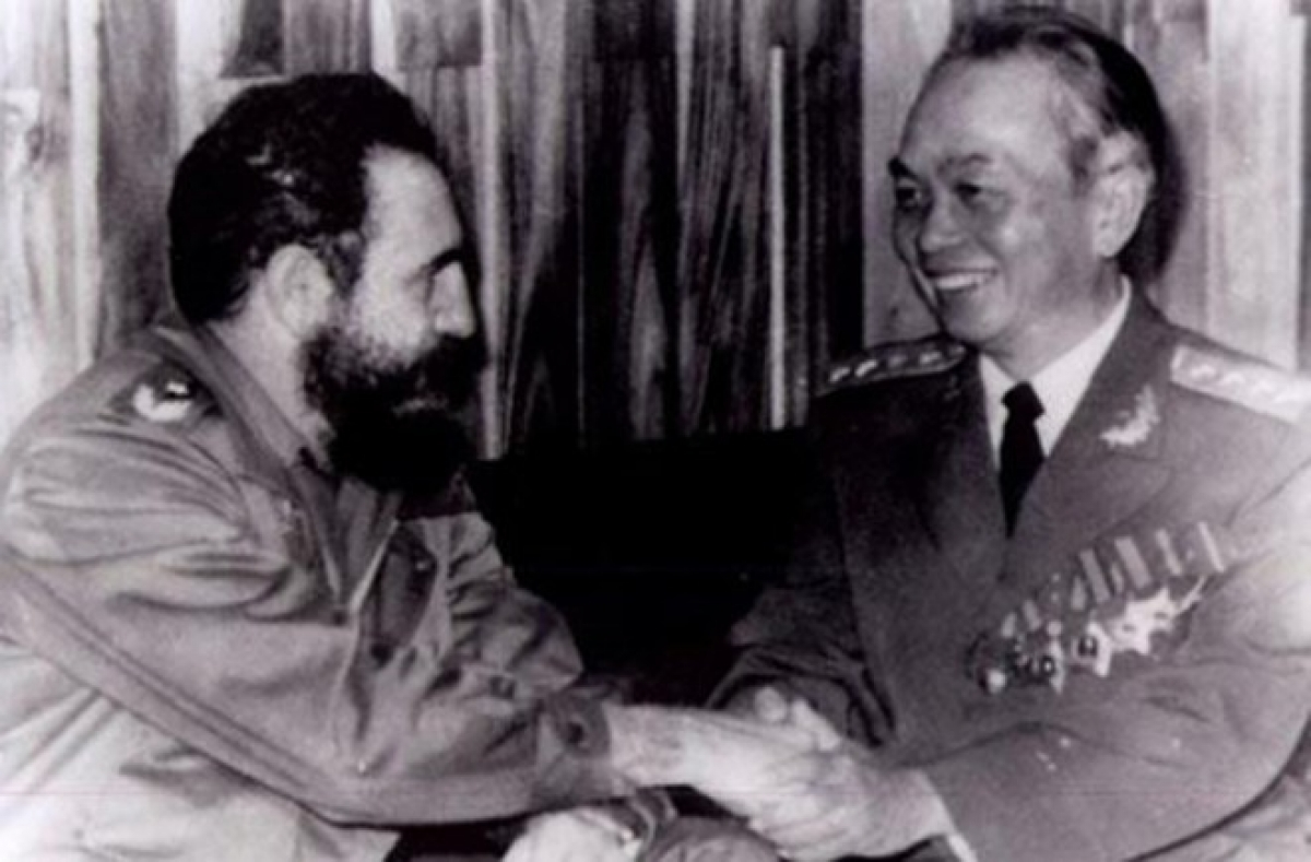 Đại tướng Võ Nguyên Giáp bắt tay thân mật Chủ tịch Cuba Fidel Castro trong chuyến thăm Cuba năm 1976. Nguồn: Sách ảnh “Đại tướng, Tổng tư lệnh Võ Nguyên Giáp 4136 fidel and general