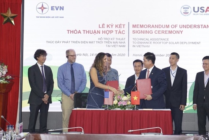 Today, the United States Agency for International Development (USAID) Vietnam Urban Energy Security project and Vietnam Electricity (EVN) signed a Memorandum of Understanding (MOU) to formalize a partnership that will support EVN’s efforts to expand Rooftop Solar (RTS) energy generation in Vietnam. 4752 mou