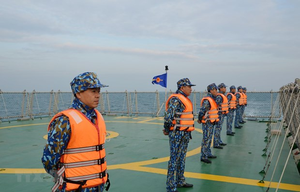 Vietnamese and Chinese coast guards on December 22-23 successfully conducted a joint patrol in the Gulf of Tonkin. (Photo: VNA) 2810 guards