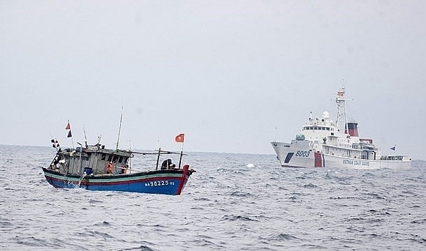 A Vietnamese Coast Guard vessel monitors fishing vessels in the waters adjacent to the Gulf of Tonkin demarcation line. (Photo: VNA) A Vietnamese Coast Guard vessel monitors fishing vessels in the waters adjacent to the Gulf of Tonkin demarcation line. (Photo: VNA)