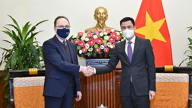 Deputy Foreign Minister Dang Hoang Giang (R) meets with Russian Ambassador to Vietnam Gennady S. Bezdetko (Photo: baoquocte.vn) Deputy Foreign Minister Dang Hoang Giang (R) meets with Russian Ambassador to Vietnam Gennady S. Bezdetko (Photo: baoquocte.vn)