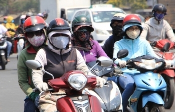 young vietnamese go to convenience stores to avoid the summer heat