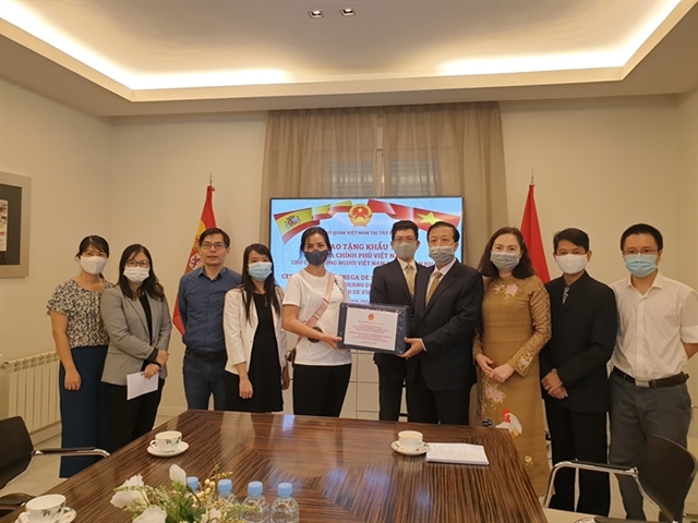 Vietnamese Government sent face masks to Vietnamese community in Spain vietnamese government sent face masks to vietnamese community in spain