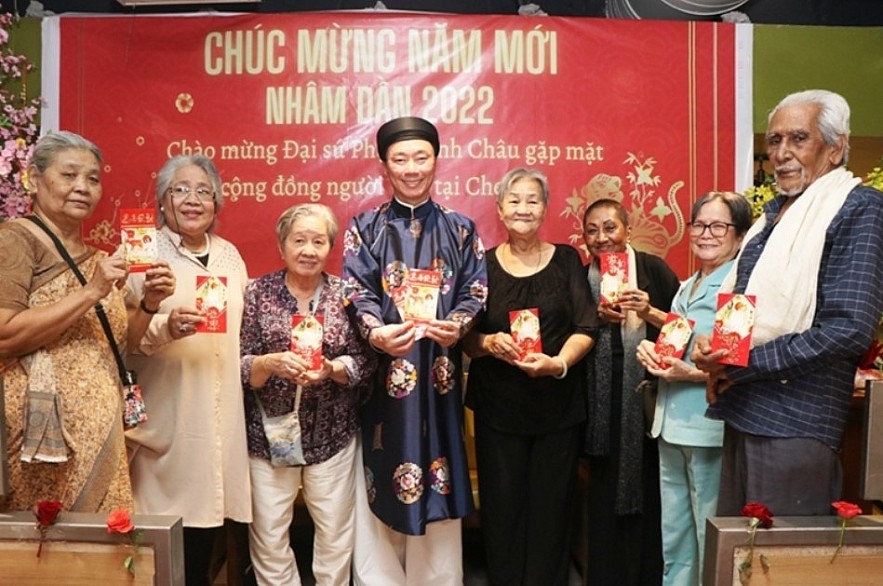 Ambassador Pham Sanh Chau gave lucky money to Vietnamese people in Chennai. Photo: Vietnamese Embassy in India Ambassador Pham Sanh Chau gave lucky money to Vietnamese people in Chennai. Photo: Vietnamese Embassy in India